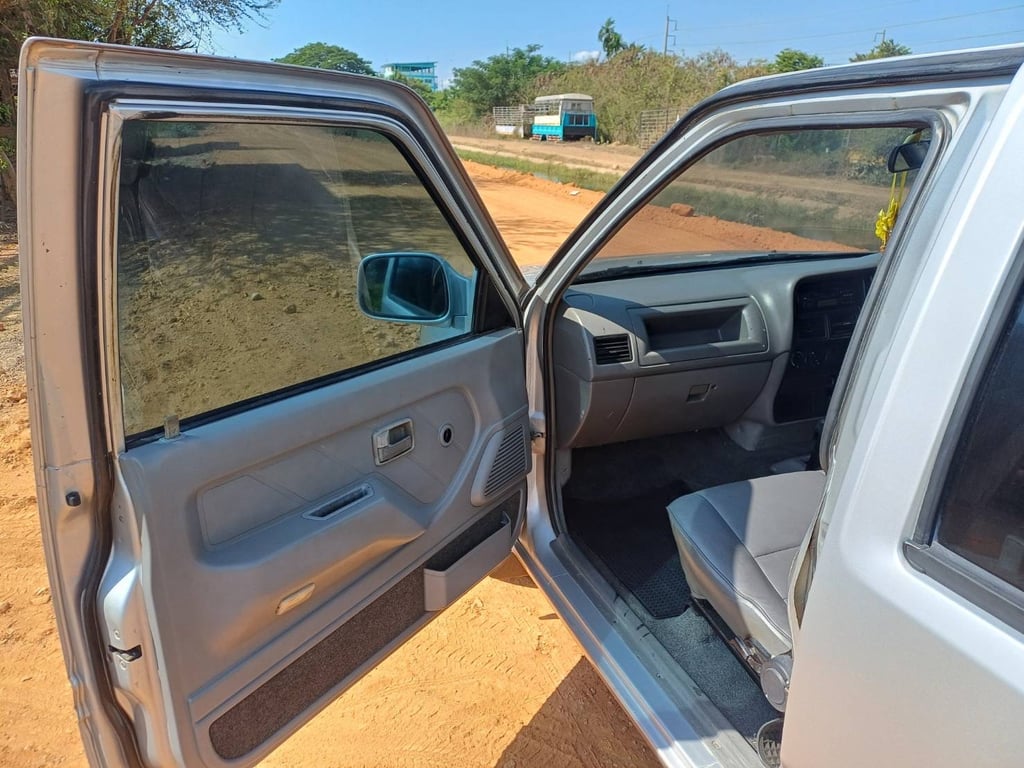 Isuzu Dragon 4 ประตู เครื่อง 2.5 ปี45 Isuzu Dragon 4 ประตู เครื่อง 2.5 ปี45