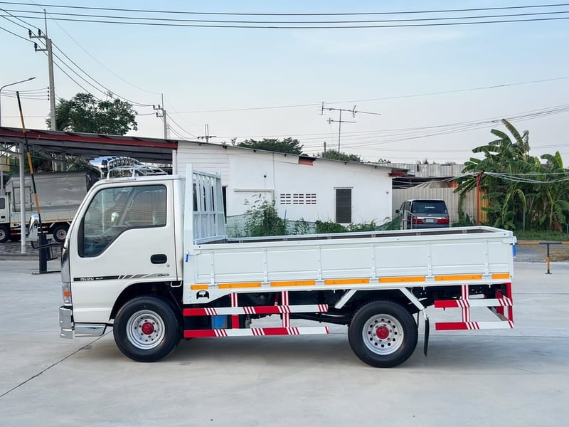  ISUZU NKR หัวการ์ตูน กระบะคาร์โก้เปิดได้ 3 ด้าน เครื่อง 120 แรง