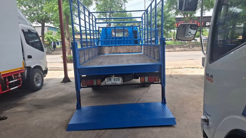 Isuzu NKR รถปี48 มีลิฟท้าย กระบะยาว3.50 ม. กระบะกว้าง 1.84 ม. Isuzu NKR รถปี48 มีลิฟท้าย กระบะยาว3.50 ม. กระบะกว้าง 1.84 ม.