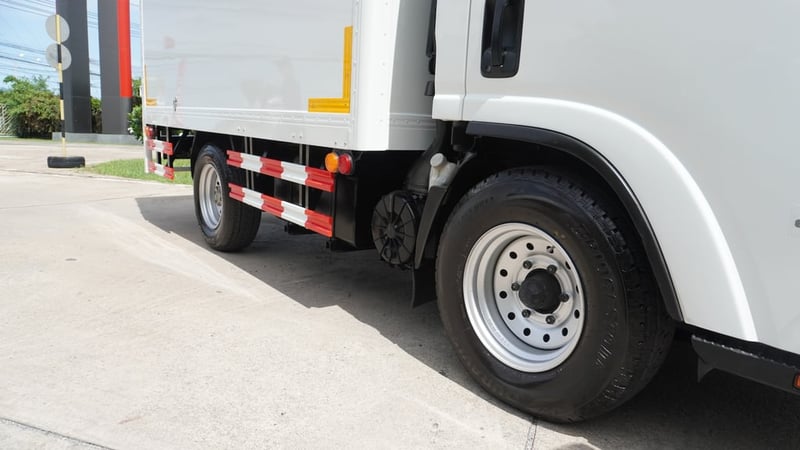 ISUZU NLR130 ปี57 ตู้ทึบ