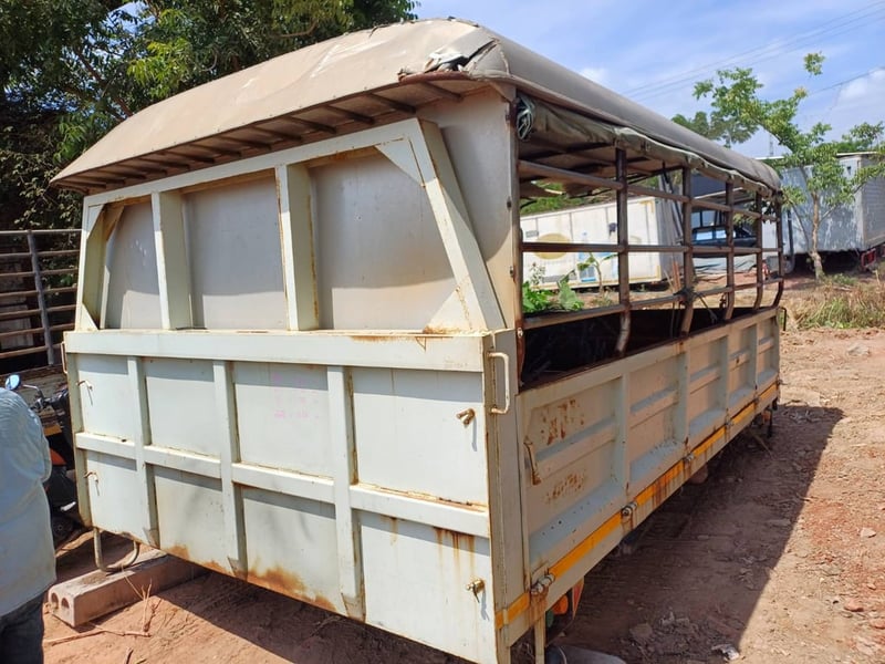 คอก ยาว 4.4 เมตร กว้าง 2.45 เมตร คัดสี่ 86 เซนต์ ราคา 40,000 บาท 