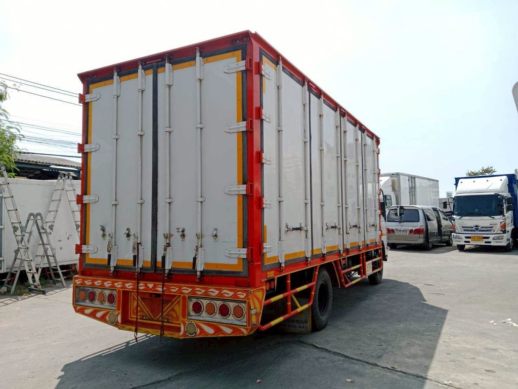 Isuzu NQR 175แรง ปี65 ตู้ยาว 5.60 เมตร Isuzu NQR 175แรง ปี65 ตู้ยาว 5.60 เมตร