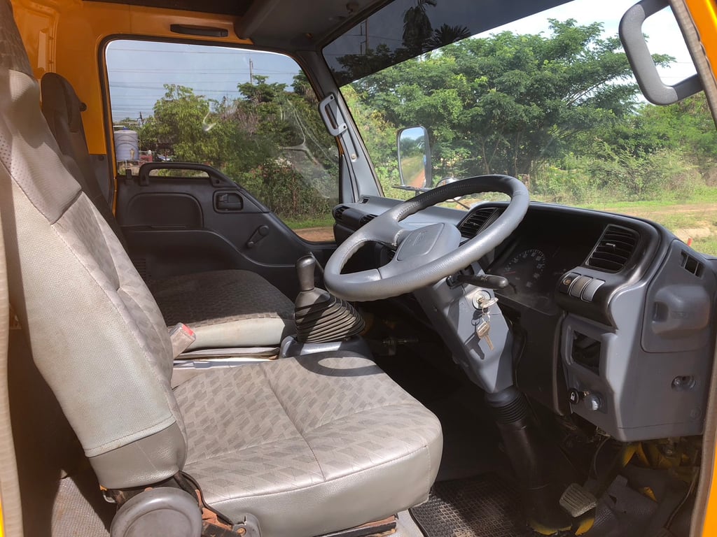 Isuzu 6ล้อ NPR130 แรง รถน้ำ 5,000 ลิตร ยูโร2 ปี 51  ราคา 490,000 บาท 