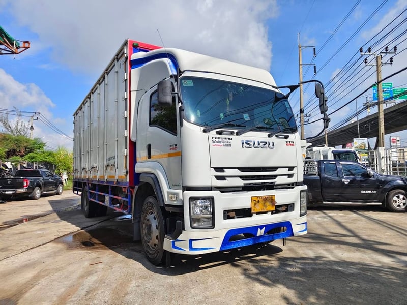 ISUZU FTR 240 ปี2565 ตู้ 10 บาน ISUZU FTR 240 ปี2565 ตู้ 10 บาน