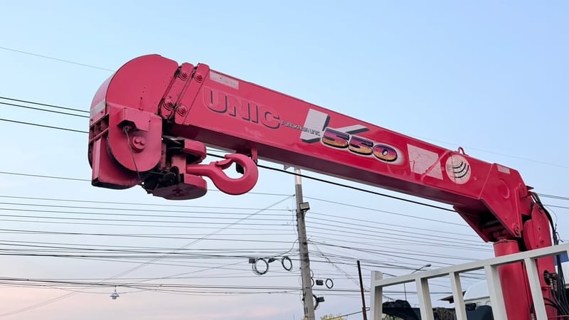 Isuzu Deca เครนท้องวีล่างบนตะขอพับ 5.50 ตัน ปี 48 FTR 200 แรง แอร์เย็น 