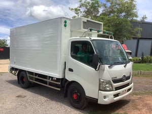 Hino 6 ล้อ ยูโร3 (ตู้เย็นติดลบ) ปี57 ตู้ ยาว 4.5ม. , สูง 2 ม. , กว้าง 2 ม.