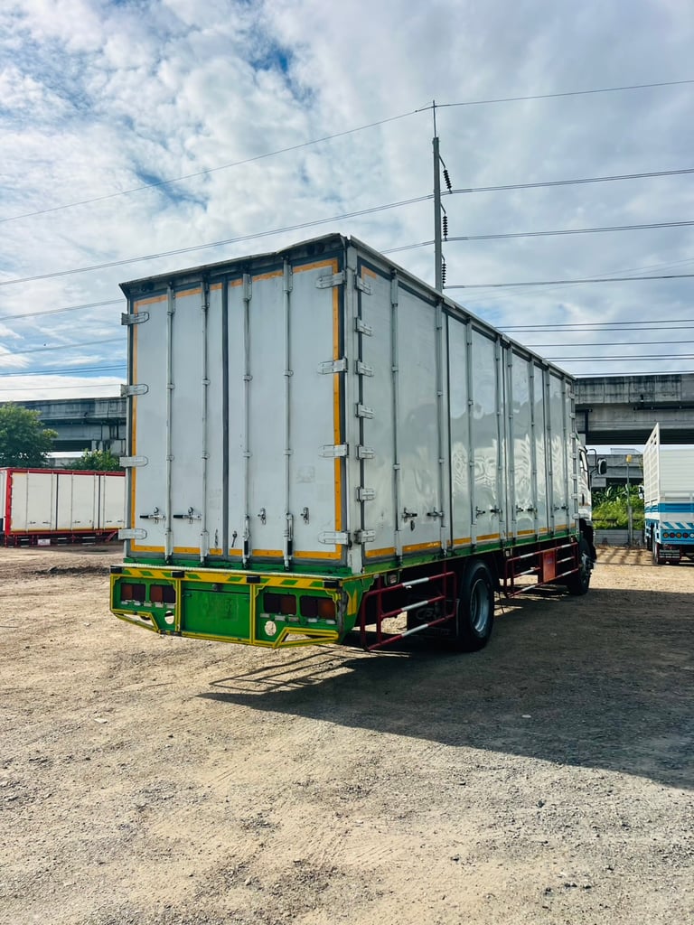 ISUZU FTR240 รถบรรทุก 6ล้อ ตู้แห้ง ปี 63 ISUZU FTR240 รถบรรทุก 6ล้อ ตู้แห้ง ปี 63
