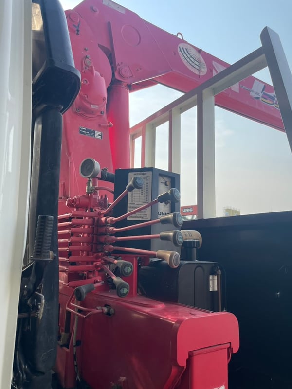 Isuzu Deca เครนท้องวีล่างบนตะขอพับ 5.50 ตัน ปี 48 FTR 200 แรง แอร์เย็น 