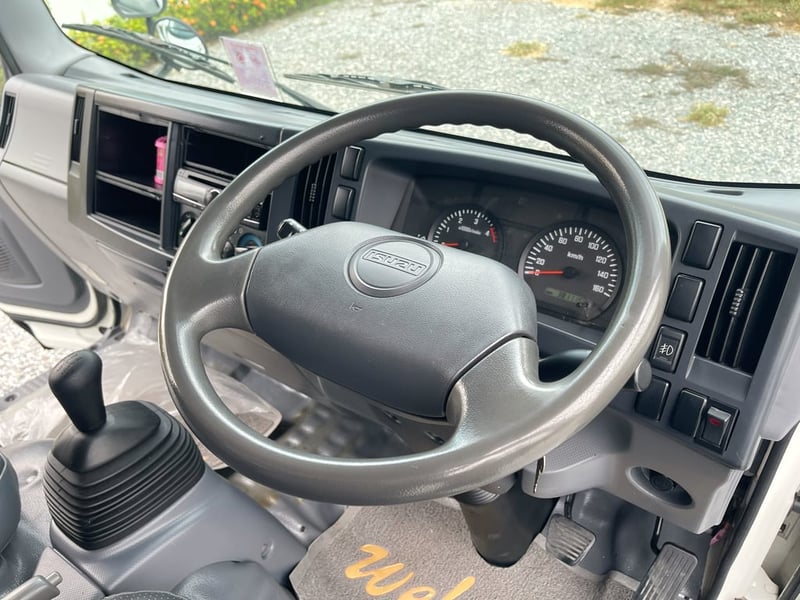  ISUZU NLR 130 แรงเทอร์โบ 4 ล้อ 2 แถวพร้อมที่นั่งรถห้างแท้ ปี 2560  