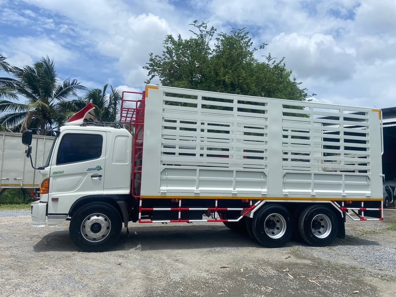 Hino FM8J 10ล้อ 2 เพลา กระบะคอกสูง (มีชุดปากลำโพงท้าย) 