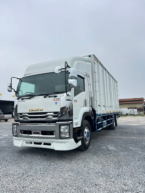 ISUZUรุ่นFTRเครือง240 ปี57 ตู้ทึบยาว7.5เมตร