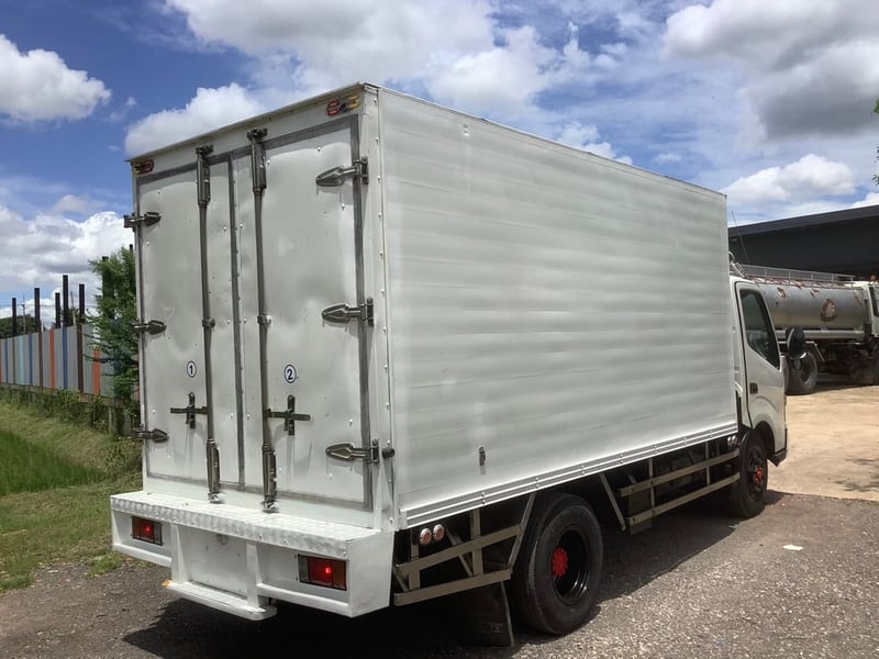 Hino 6 ล้อ ยูโร3 (ตู้เย็นติดลบ) ปี57 ตู้ ยาว 4.5ม. , สูง 2 ม. , กว้าง 2 ม.