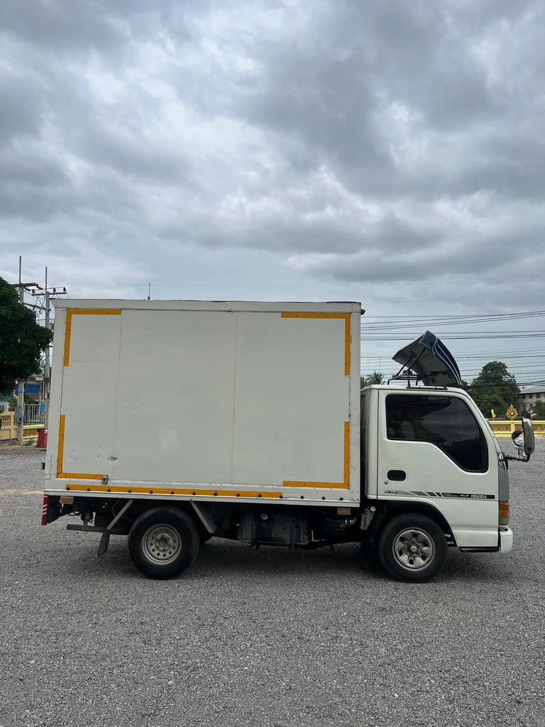 Isuzu NKR100แรง ตู้ทึบ ปี54 (เจ้าของขายเอง) 4ล้อจั้มโบ้ ตู้ยาว 3.2 เมตร Isuzu NKR100แรง ตู้ทึบ ปี54 (เจ้าของขายเอง) 4ล้อจั้มโบ้ ตู้ยาว 3.2 เมตร
