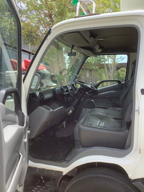 Hino 6 ล้อ ยูโร3 (ตู้เย็นติดลบ) ปี57 ตู้ ยาว 4.5ม. , สูง 2 ม. , กว้าง 2 ม.