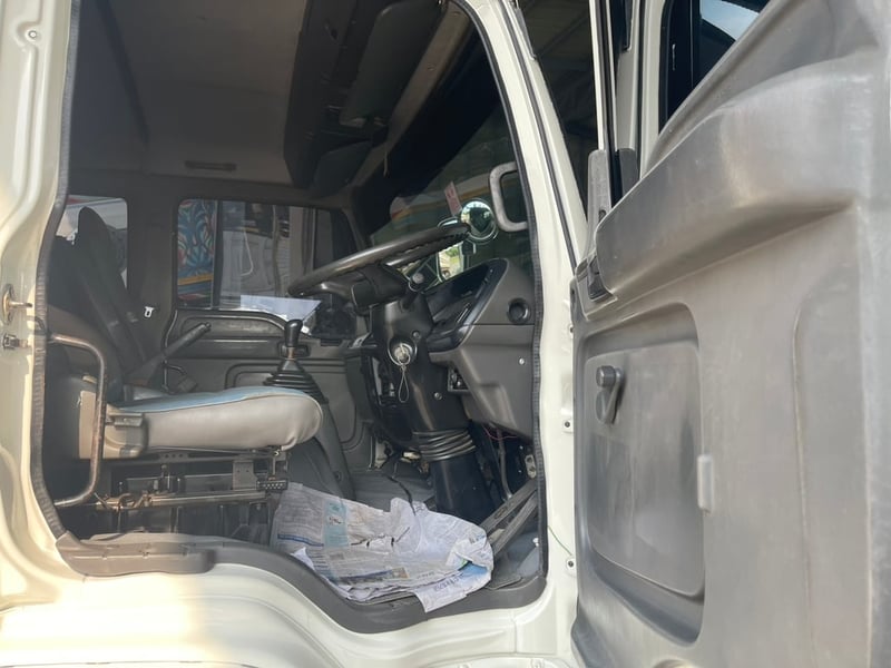 Isuzu Deca เครนท้องวีล่างบนตะขอพับ 5.50 ตัน ปี 48 FTR 200 แรง แอร์เย็น 