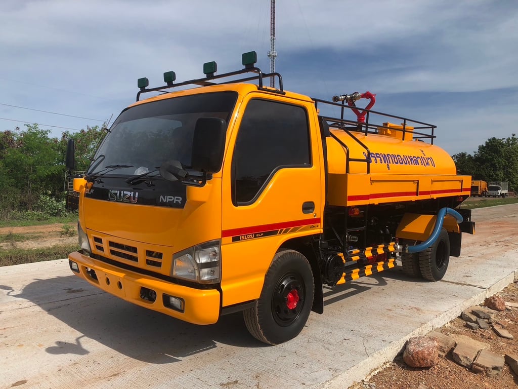 Isuzu 6ล้อ NPR130 แรง รถน้ำ 5,000 ลิตร ยูโร2 ปี 51  ราคา 490,000 บาท 