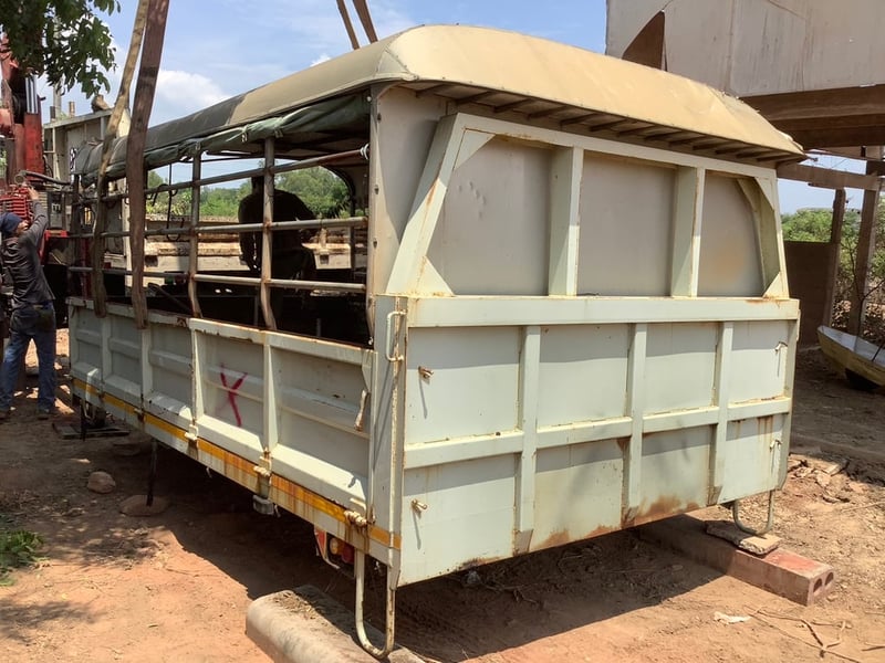 คอก ยาว 4.4 เมตร กว้าง 2.45 เมตร คัดสี่ 86 เซนต์ ราคา 40,000 บาท 