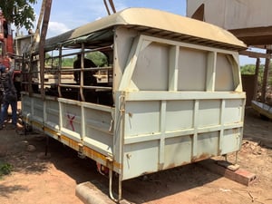 คอก ยาว 4.4 เมตร กว้าง 2.45 เมตร คัดสี่ 86 เซนต์ ราคา 40,000 บาท 