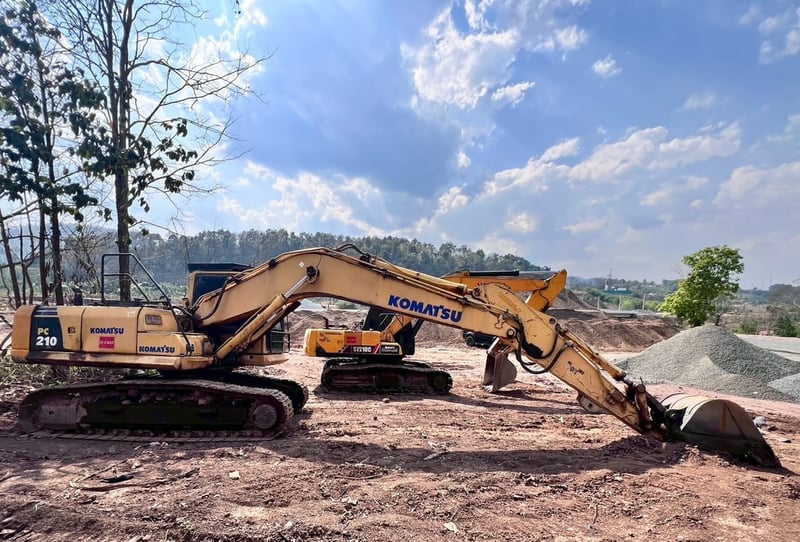 KOMATSU 210-8 mo กล้องหลัง ไฟฟ้าครบ รถพร้อมทำงาน เอกสารเล่มทะเบียน 