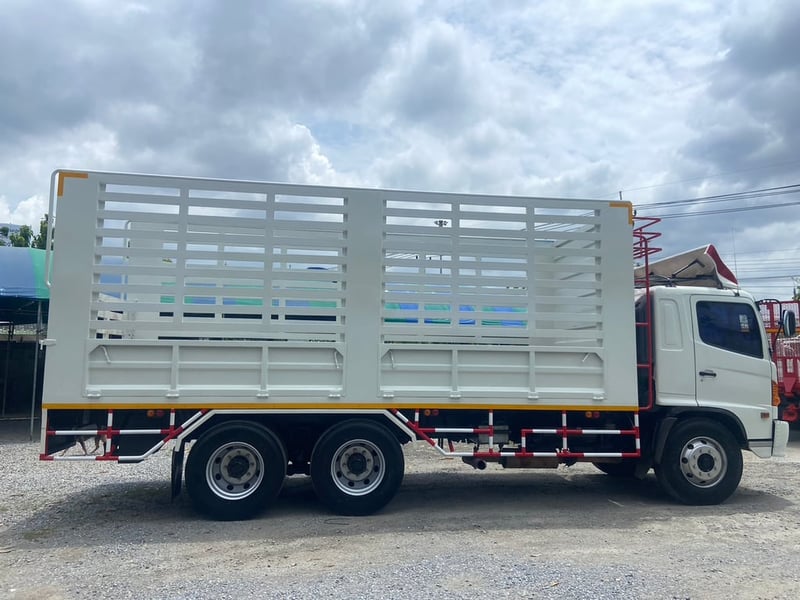 Hino FM8J 10ล้อ 2 เพลา กระบะคอกสูง (มีชุดปากลำโพงท้าย) 