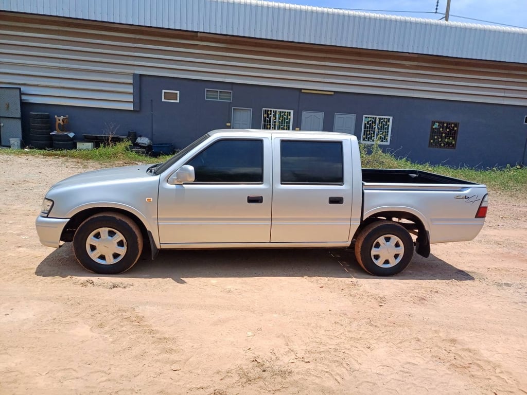 Isuzu Dragon 4 ประตู เครื่อง 2.5 ปี45 Isuzu Dragon 4 ประตู เครื่อง 2.5 ปี45