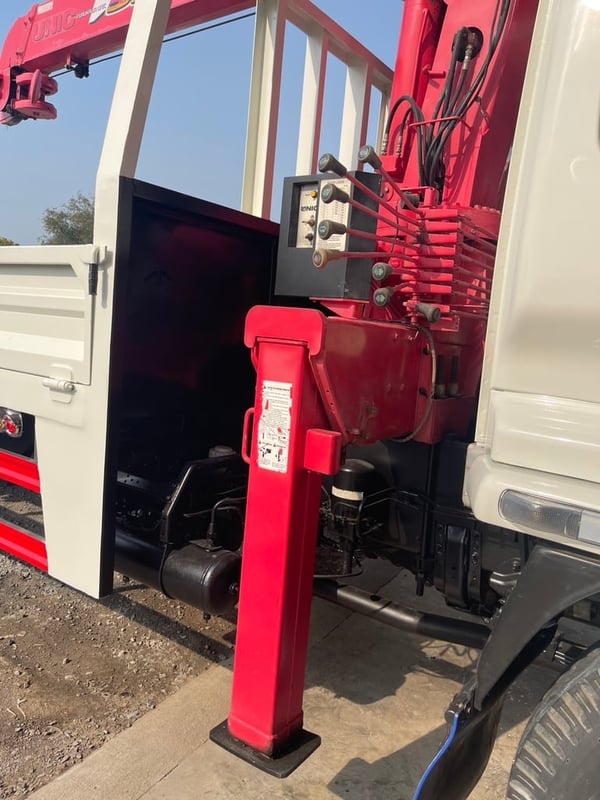 Isuzu Deca เครนท้องวีล่างบนตะขอพับ 5.50 ตัน ปี 48 FTR 200 แรง แอร์เย็น 