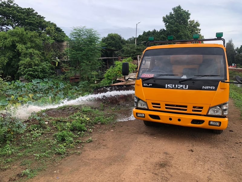 Isuzu 6ล้อ NPR130 แรง รถน้ำ 5,000 ลิตร ยูโร2 ปี 51  ราคา 490,000 บาท 