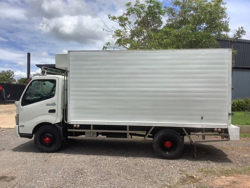 Hino 6 ล้อ ยูโร3 (ตู้เย็นติดลบ) ปี57 ตู้ ยาว 4.5ม. , สูง 2 ม. , กว้าง 2 ม.