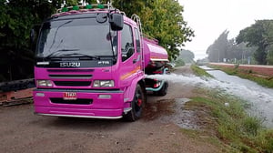 Isuzu 6 ล้อ เดก้า  200 แรงปี 48 รถน้ำ 6,000 ลิตร