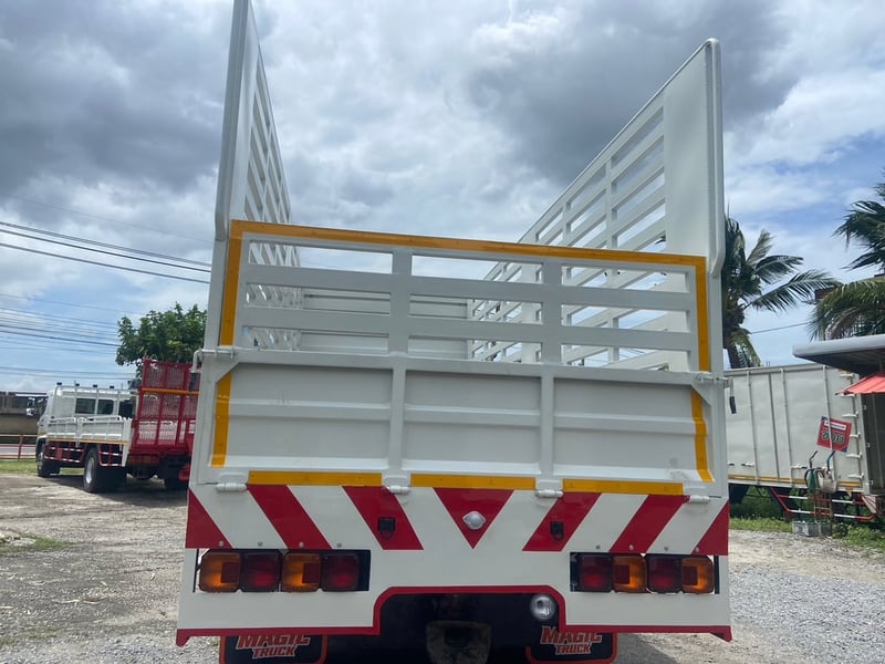 Hino FM8J 10ล้อ 2 เพลา กระบะคอกสูง (มีชุดปากลำโพงท้าย) 