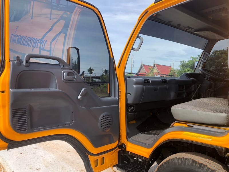 Isuzu 6ล้อ NPR130 แรง รถน้ำ 5,000 ลิตร ยูโร2 ปี 51  ราคา 490,000 บาท 