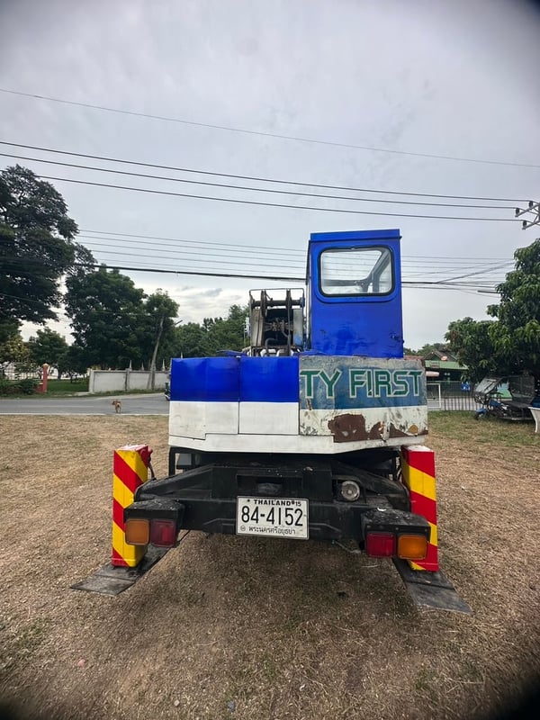 Nissan 6 ล้อเครน 7 ตัน  ราคา  550,000