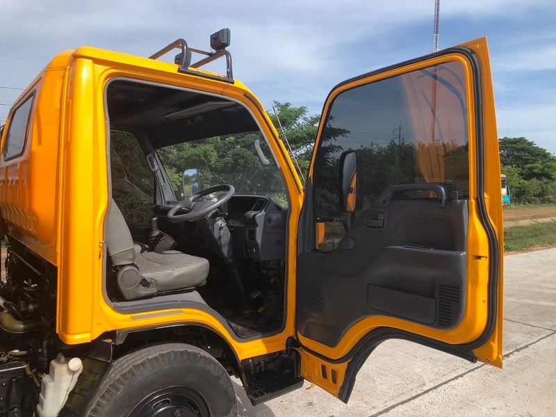 Isuzu 6ล้อ NPR130 แรง รถน้ำ 5,000 ลิตร ยูโร2 ปี 51  ราคา 490,000 บาท 