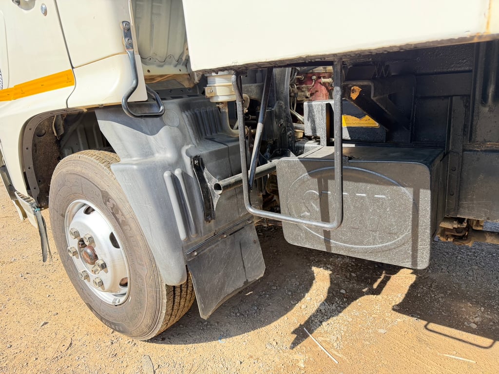 Hino 6 ล้อ 175 แรง ดั้มพ์ 3คิว 