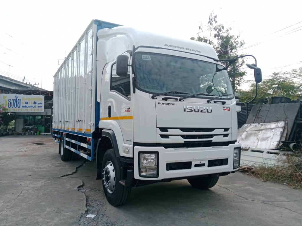 ISUZU FTR 240 ปี61 ตู้10บาน ยาว 7.60 ม.
