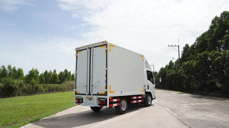 ISUZU NLR130 ปี57 ตู้ทึบ