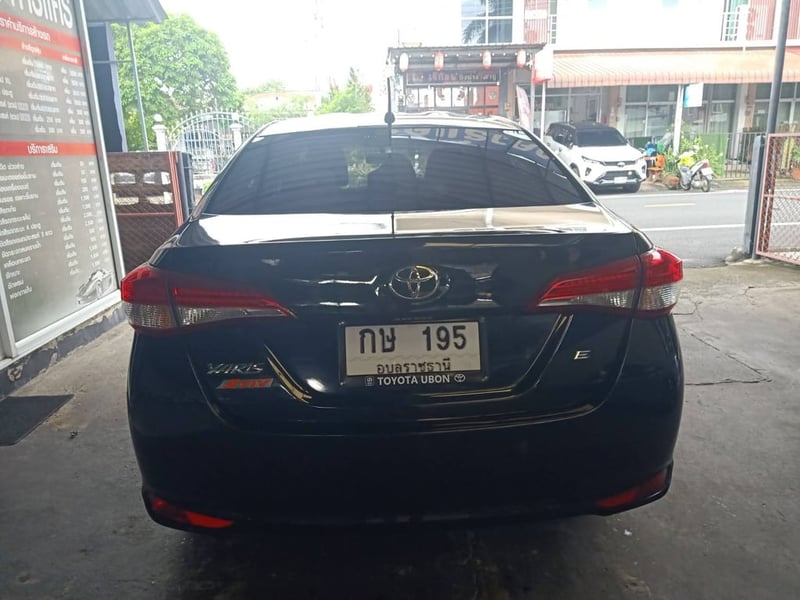 Toyota Yaris E ปี18 (เจ้าของขายเอง)