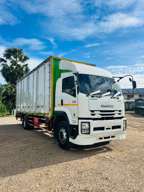ISUZU FTR240  รถบรรทุก 6ล้อ ตู้แห้ง ปี 63 