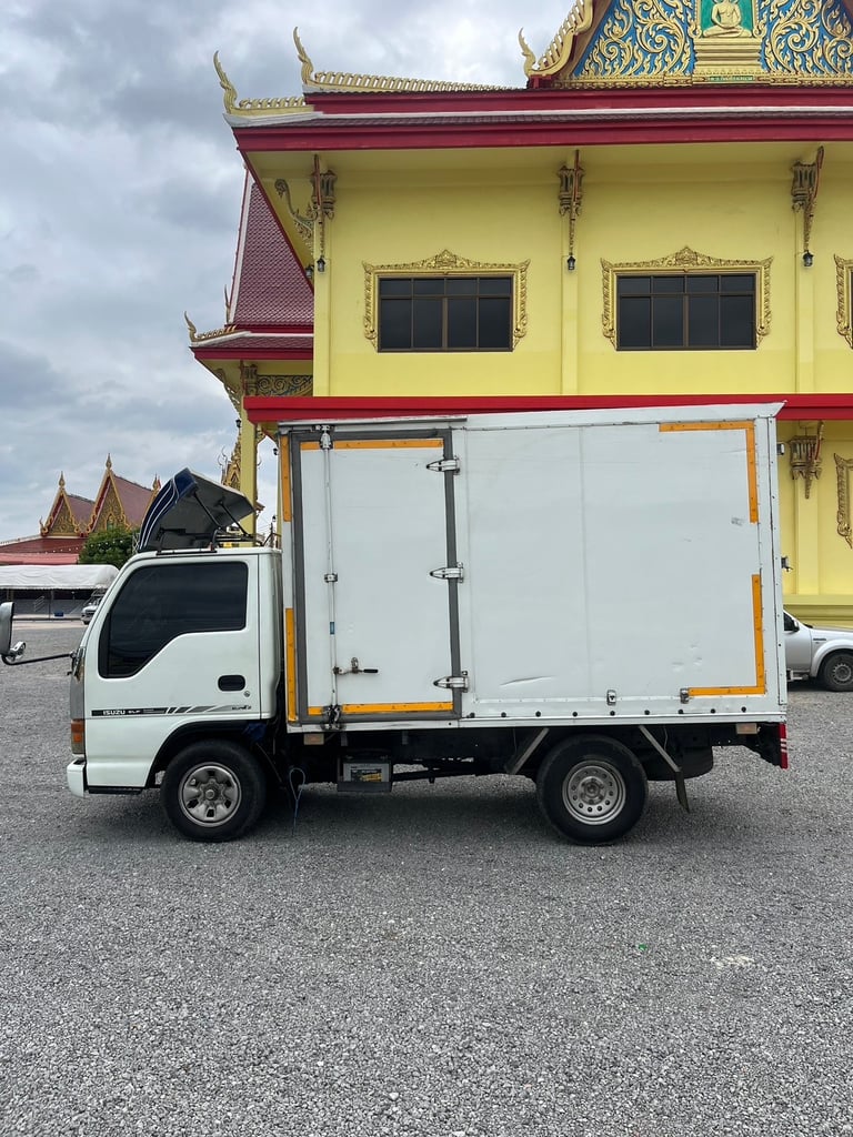 Isuzu NKR100แรง ตู้ทึบ ปี54 (เจ้าของขายเอง) 4ล้อจั้มโบ้ ตู้ยาว 3.2 เมตร Isuzu NKR100แรง ตู้ทึบ ปี54 (เจ้าของขายเอง) 4ล้อจั้มโบ้ ตู้ยาว 3.2 เมตร
