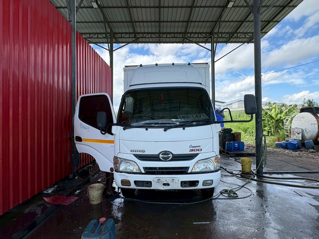 HINO XZU 150 ปี 57 ตู้2บาน