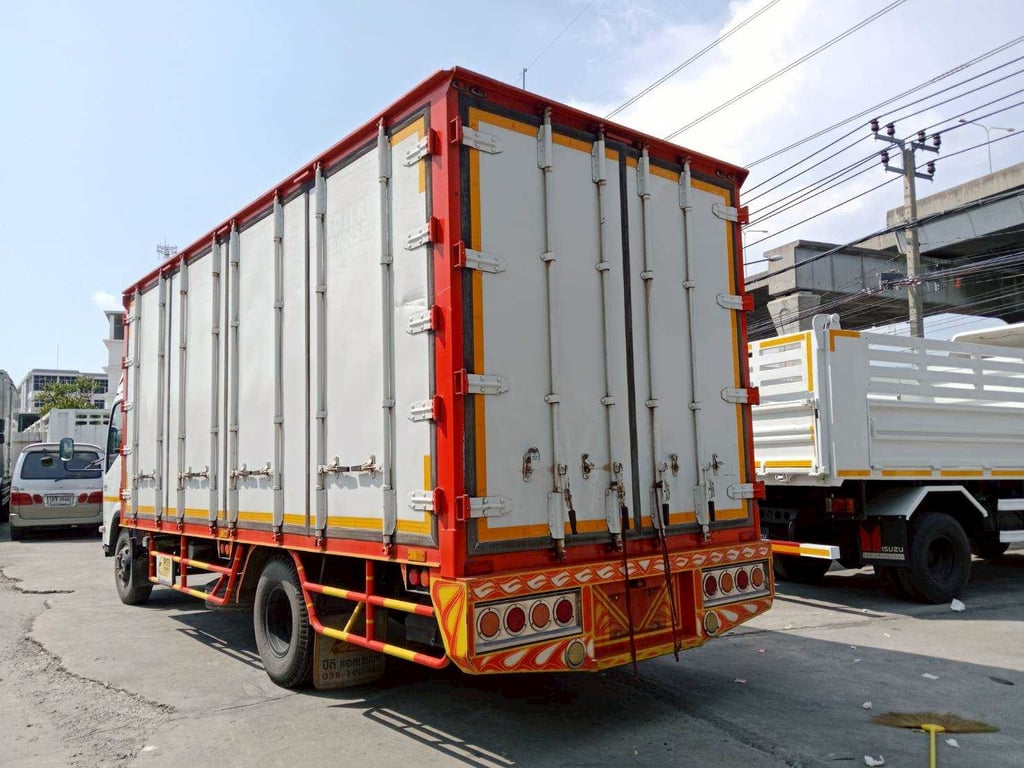 Isuzu NQR 175แรง ปี65 ตู้ยาว 5.60 เมตร Isuzu NQR 175แรง ปี65 ตู้ยาว 5.60 เมตร