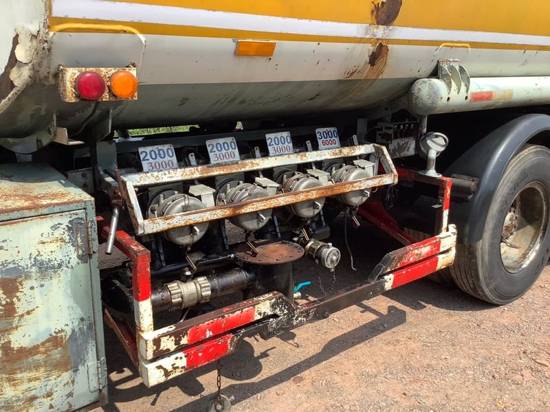 รถบรรทุกน้ำมัน 10 ล้อ 15,000 ลิตร อีซูซุเดก้า เพลาเดียว 195แรง  