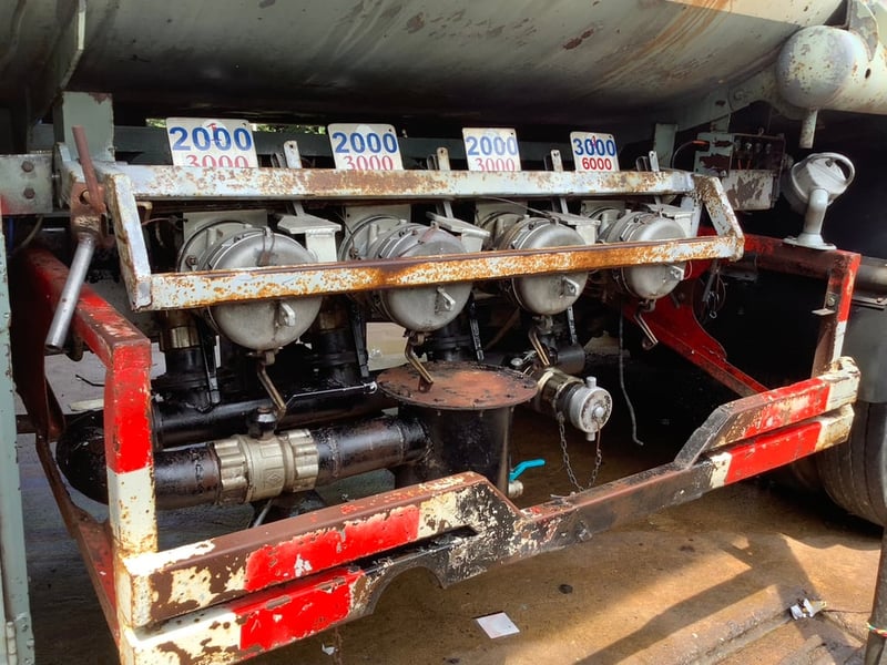 รถบรรทุกน้ำมัน 10 ล้อ 15,000 ลิตร อีซูซุเดก้า เพลาเดียว 195แรง  