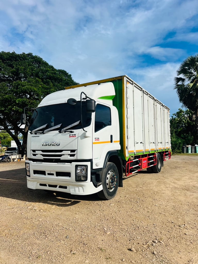 ISUZU FTR240 รถบรรทุก 6ล้อ ตู้แห้ง ปี 63 ISUZU FTR240 รถบรรทุก 6ล้อ ตู้แห้ง ปี 63