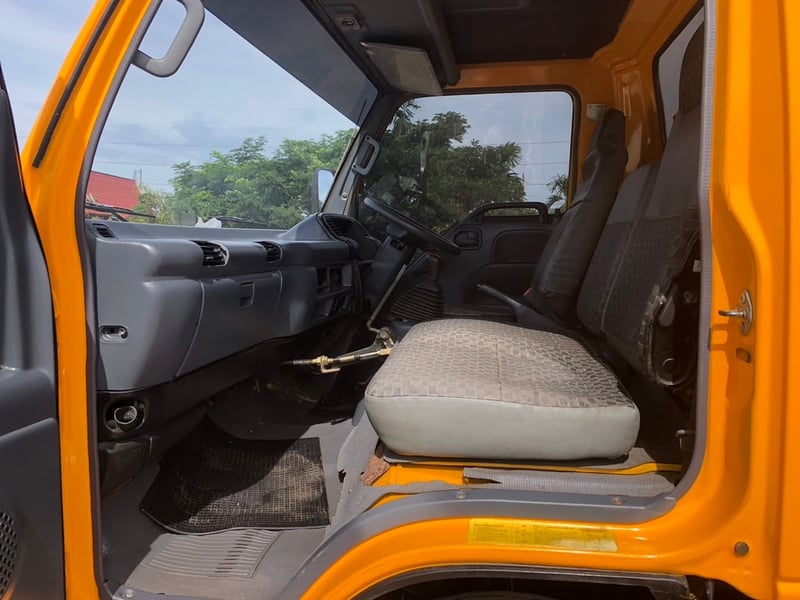 Isuzu 6ล้อ NPR130 แรง รถน้ำ 5,000 ลิตร ยูโร2 ปี 51  ราคา 490,000 บาท 