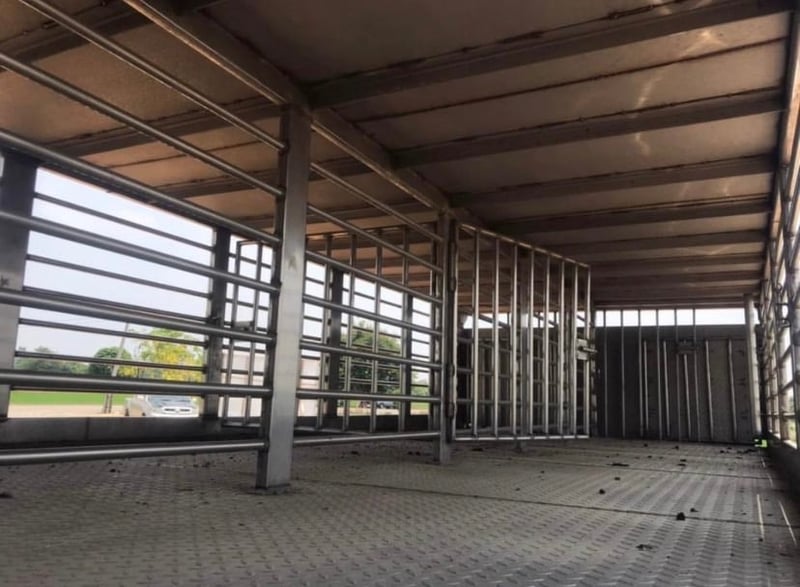 คอกหมู ยาว 6.5 เมตร แสตนเลสทั้งหมด ท้ายลิฟต์ ปี61 