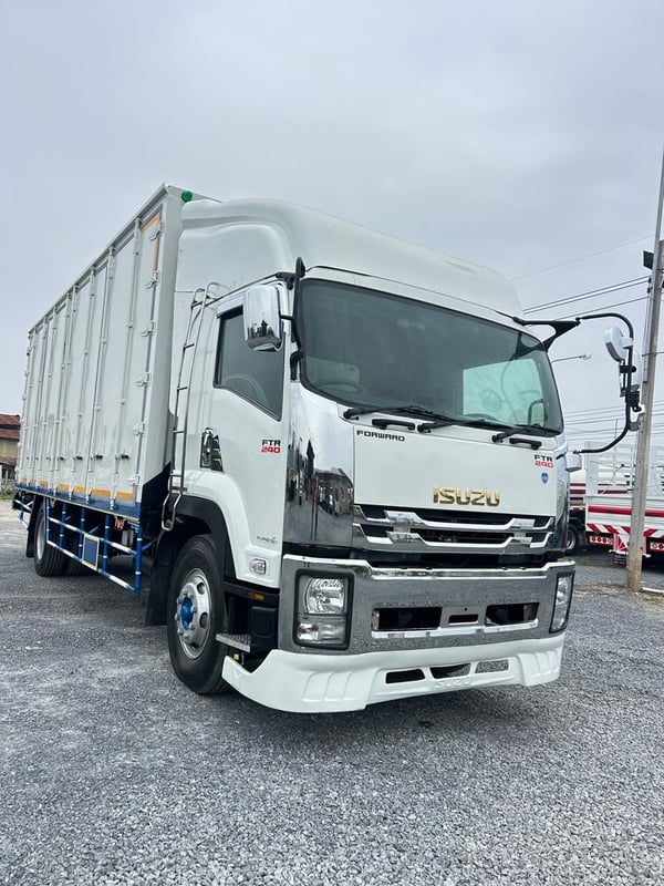 ISUZUรุ่นFTRเครือง240 ปี57 ตู้ทึบยาว7.5เมตร