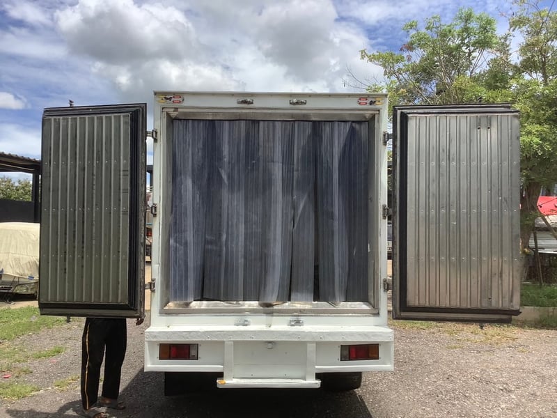 Hino 6 ล้อ ยูโร3 (ตู้เย็นติดลบ) ปี57 ตู้ ยาว 4.5ม. , สูง 2 ม. , กว้าง 2 ม.