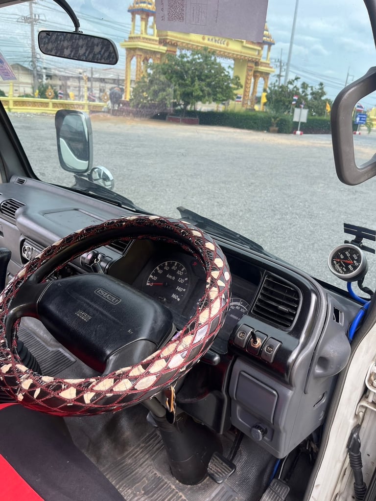 Isuzu NKR100แรง ตู้ทึบ ปี54 (เจ้าของขายเอง) 4ล้อจั้มโบ้ ตู้ยาว 3.2 เมตร Isuzu NKR100แรง ตู้ทึบ ปี54 (เจ้าของขายเอง) 4ล้อจั้มโบ้ ตู้ยาว 3.2 เมตร