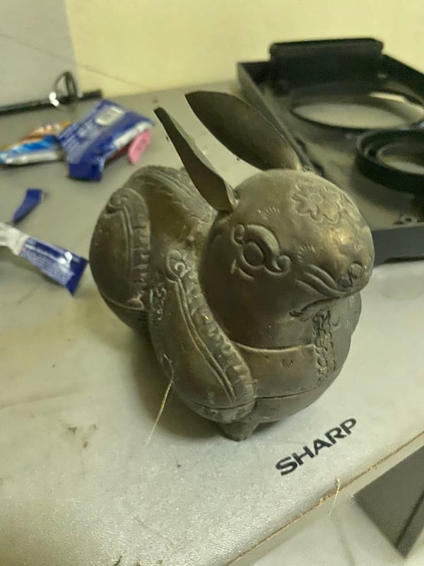 งานทำมือตีขึ้นรูปทองเหลืองโบราณอายุเกือบร้อยปีจากอีสาน เป็นผอบ ทองเหลืองรูปกระต่าย ตอกดุนลายไทยด้วยมือทั้งหมด อุบลราชธานี งานทำมือตีขึ้นรูปทองเหลืองโบราณอายุเกือบร้อยปีจากอีสาน เป็นผอบ ทองเหลืองรูปกระต่าย ตอกดุนลายไทยด้วยมือทั้งหมด อุบลราชธานี